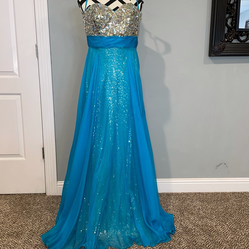 La Femme Prom dress - Beautiful and sparkly!!  Strapless - Picture 2 of 7